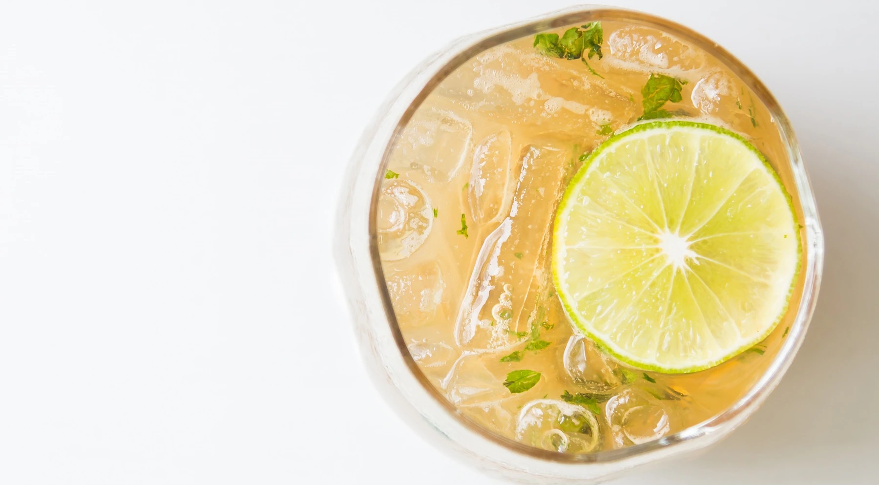 soda et citron frais dans de l'eau pétillante